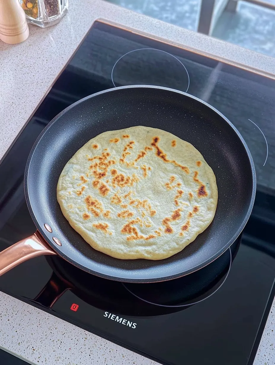 Gefülltes Pfannenbrot – Weiches Halloumi-Naan mit Käsekern