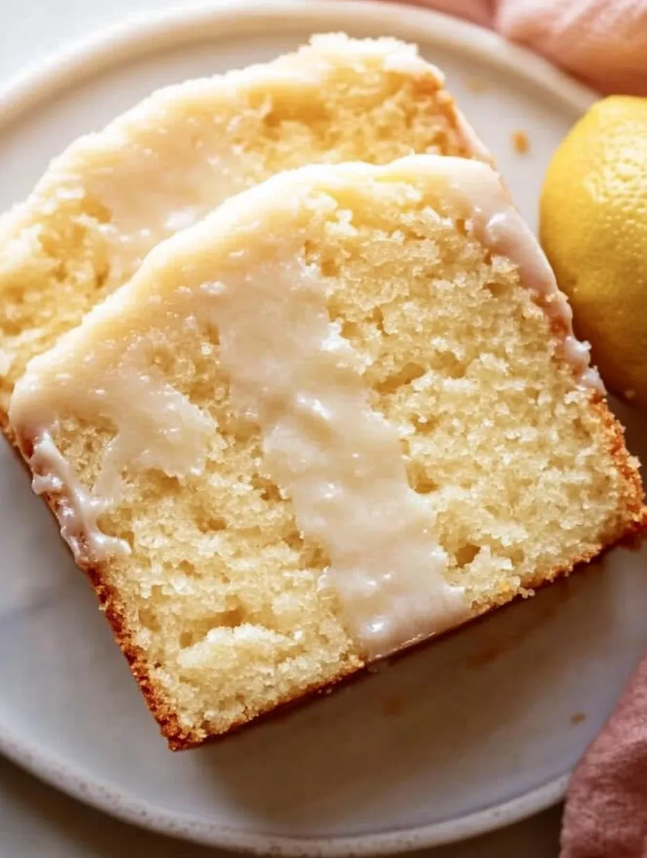 Ein Stück Kuchen mit weißem Zuckerguss.