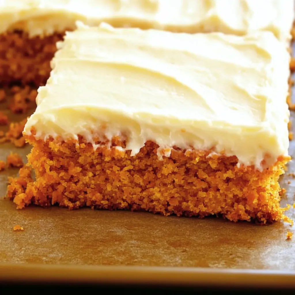 Ein Stück Karottenkuchen auf einem Blech.