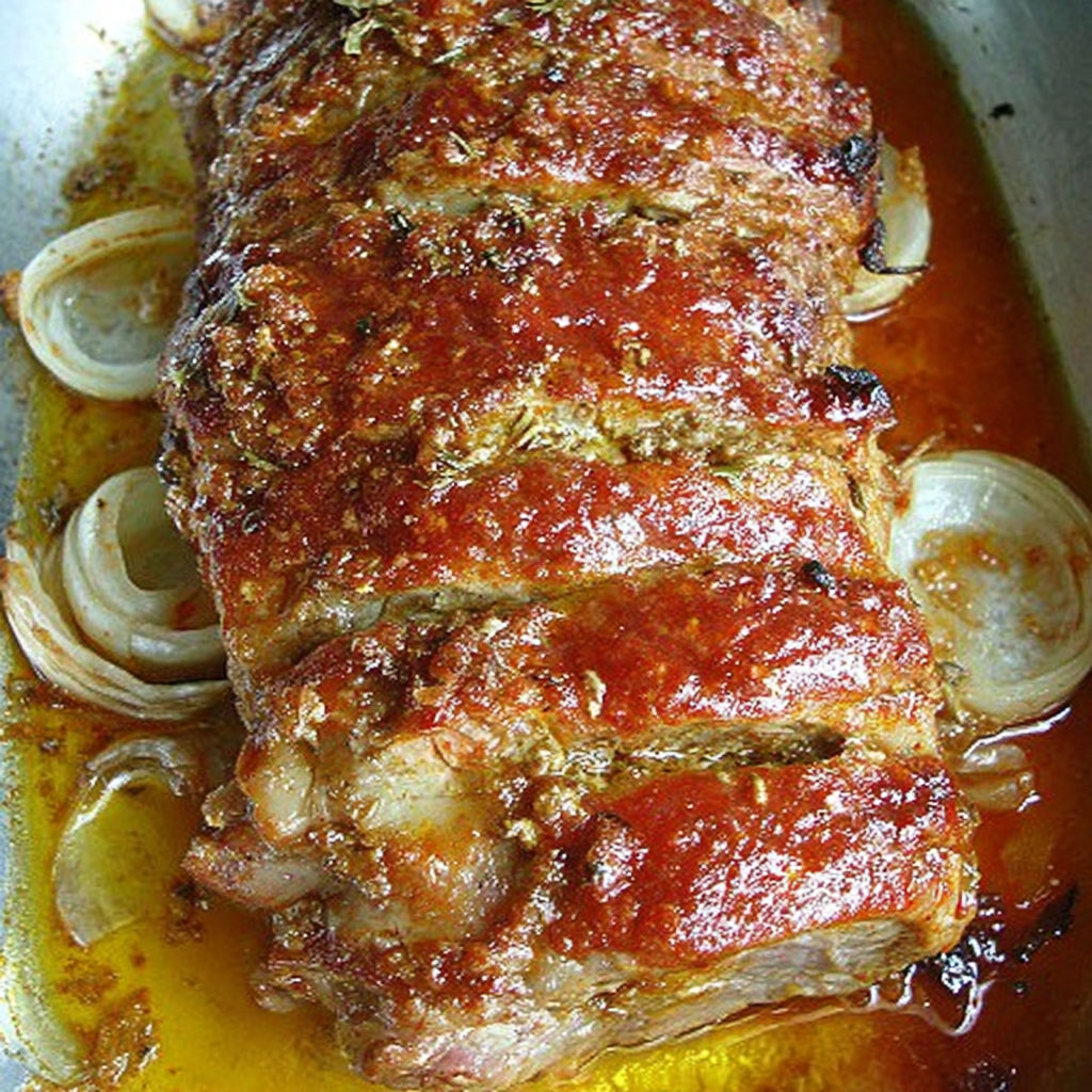 A roast beef dinner with onions and garlic.