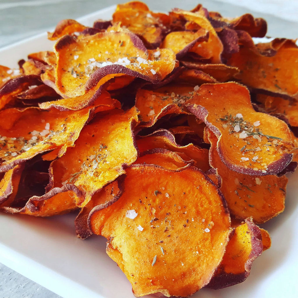 A plate of süßkartoffel chips.