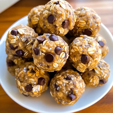 Ein Teller voller mit Schokolade überzogener Müsli-Bällchen.