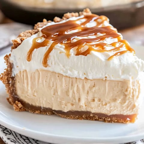 Ein Stück Torte mit Karamellsoße obendrauf.