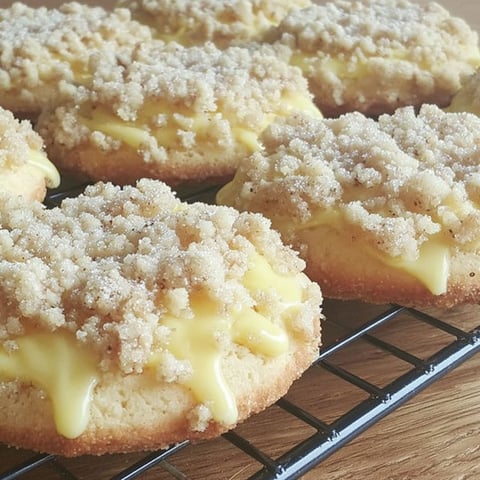 A tray of streusel cake.