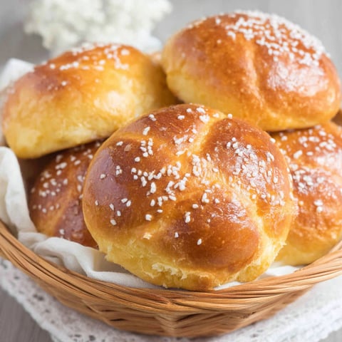 A basket of Milchbrötchen.