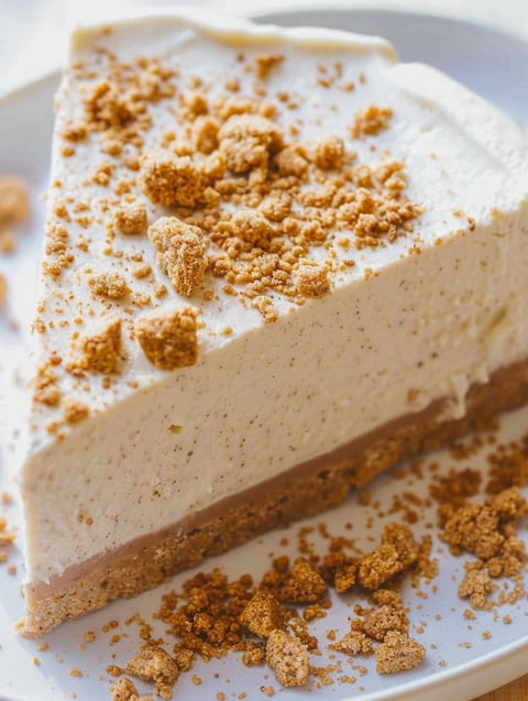 A slice of a no-bake speculoos cake.